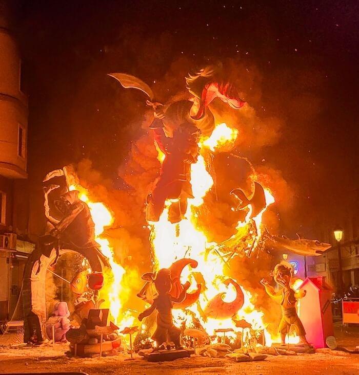 crema de flammes pendant les fallas 