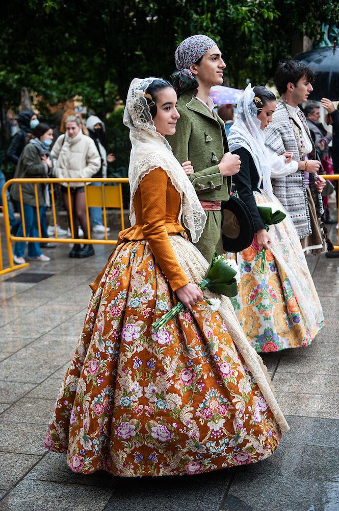 un garçon et fille en costume traditionnel