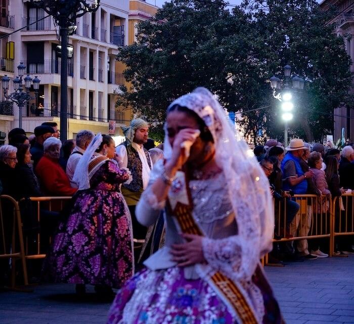 fallera en train de pleurer lors de l'ofrenda à valencia en espagne