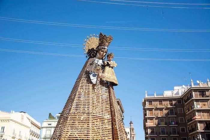 La statue de la Virgen de los Desemparados sous le ciel bleu à Valencia