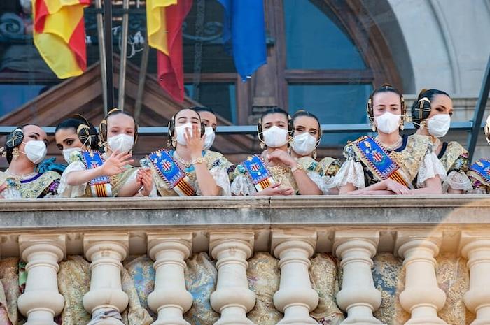 de jeunes falleras infantiles au balcon de la mairie saluant la foule