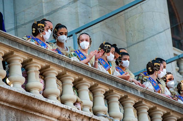 de jeunes filles avec des masques FFP2 sur un balcon