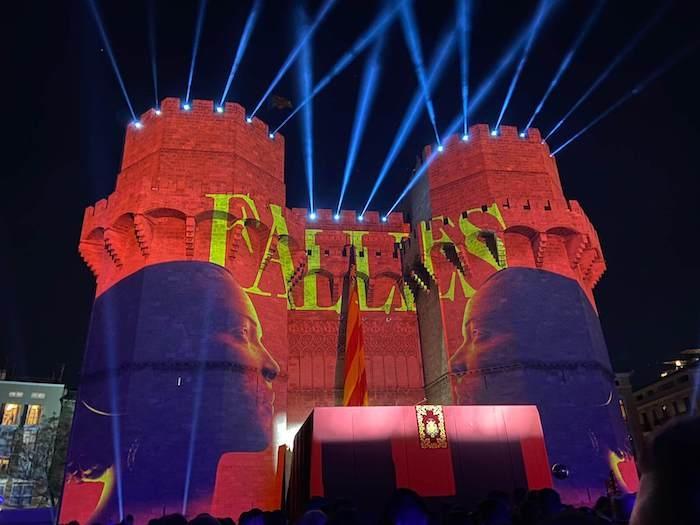 les portes de la ville illuminées en rouge aux couleurs des Fallas de Valencia