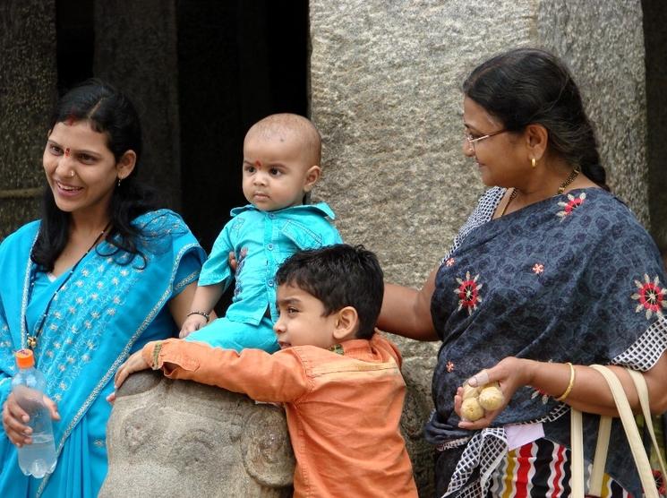 Des parents et un jeune enfant indiens