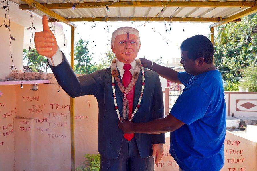 fan trump inde statue