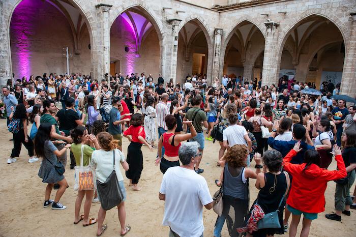 une foule dans le cloître gothique du centre del carme à Valencia