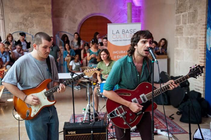 des guitaristes de rock en train de jouer à la fête de la musiqu 2023 à Valencia