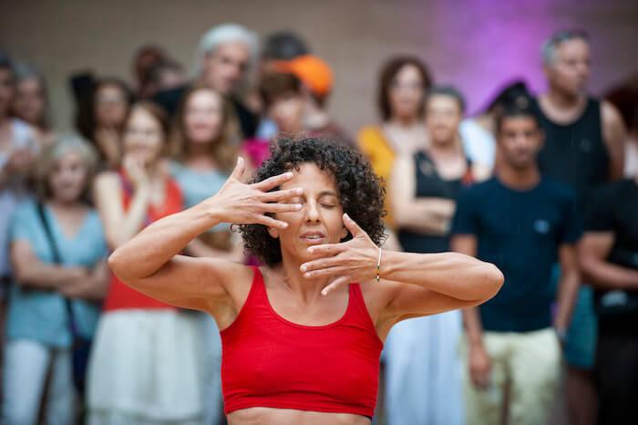 Julie abidbol en train de faire de la danse africaine au Centre del Carme