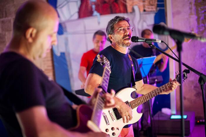 des rockers en train de jouer de la guitare electrique à la fête de la musique 2023 à Valencia