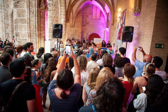 un groupe de rock en train de jouer devant la foule au Centre del Carme à Valencia pendant la fête de la musique