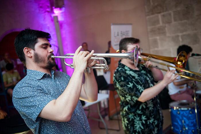 Des trompétistes en train de jouer à la fête de la musique 2023 à Valencia