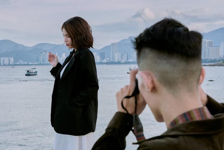 une femme fume au Vietnam