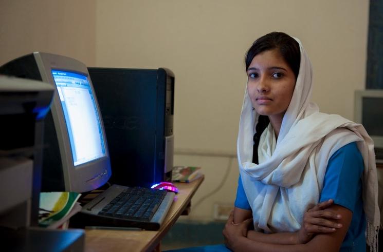 Femme indienne au travail devant son ordinateur