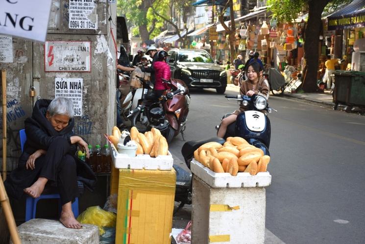 une femme agée fait le sieste dans les rues de hanoi 