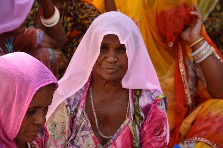 Une femme indienne se couvrant la tête du pan de son sari