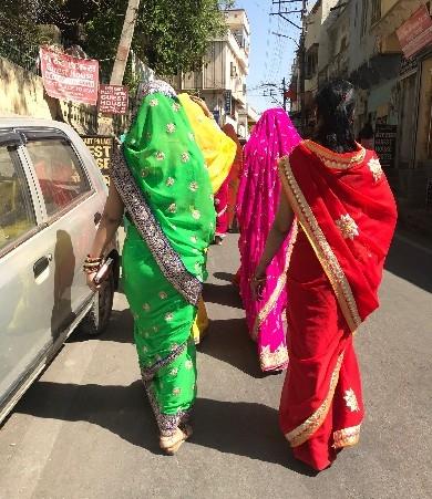 Femmes marchant dans la rue à Pondichéry