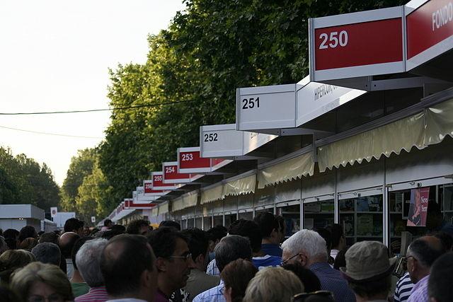 une foule de personnes circule entre les stands