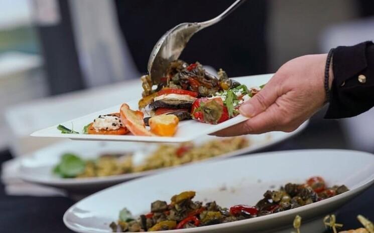 Cuisinier prépare un plat.
