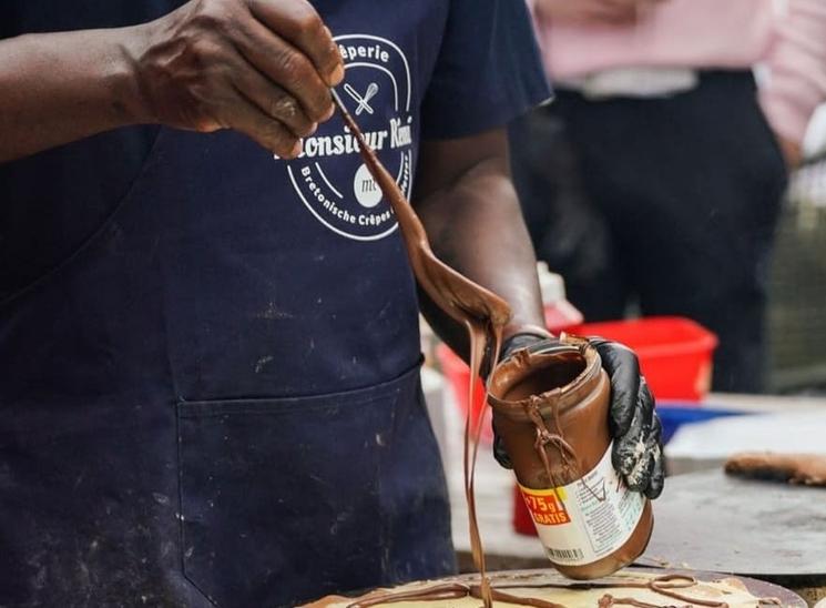 Cuisinier prépare une crêpe.