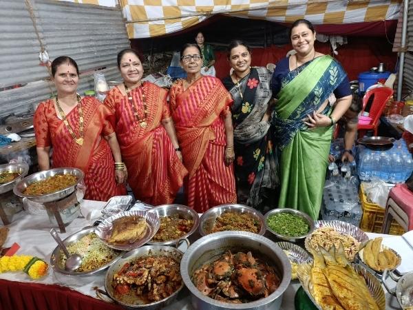 Femmes koli au festival de poisson de Versova à Mumbai