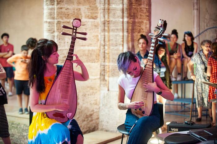 deux musiciennes chinoises en train de jouer du pipa au Centre del Carme