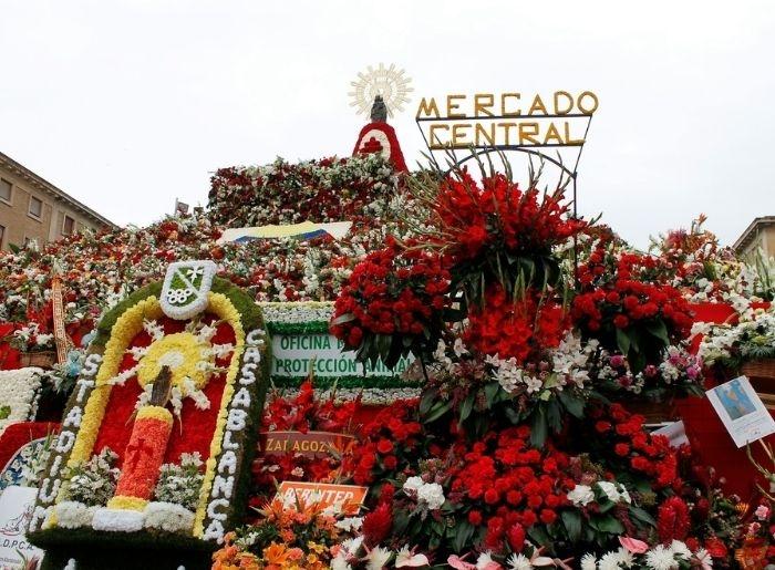 offrende de fleurs a la vierge du pilar a saragosse