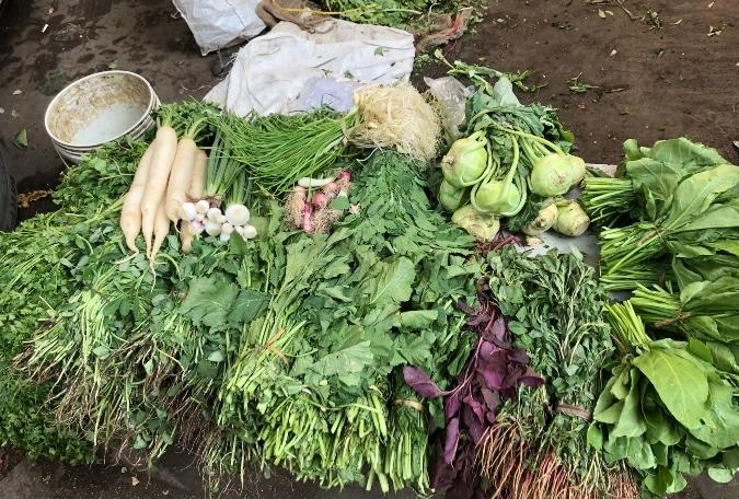 Des légumes à feuilles variés sur un stand de rue à Mumbai