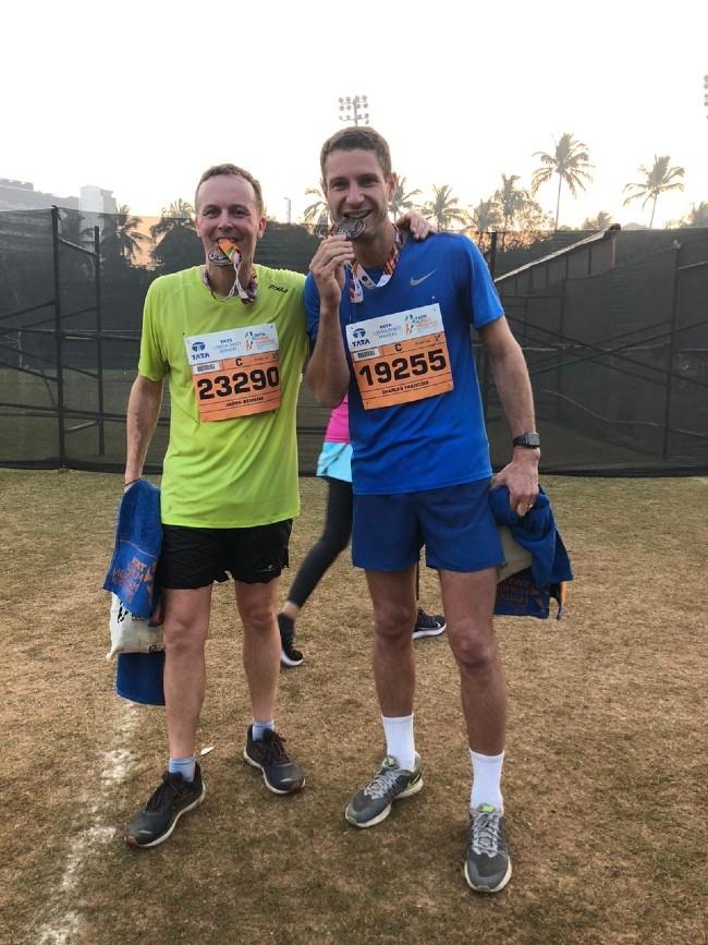 2 coureurs à l'arrivée du Tata Mumbai Marathon 2020