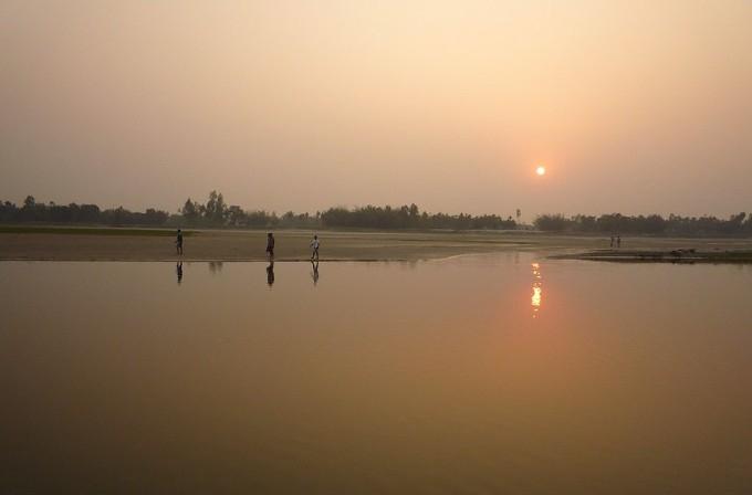 Coucher de soleil sur le fleuve Teesta au Bangladesh