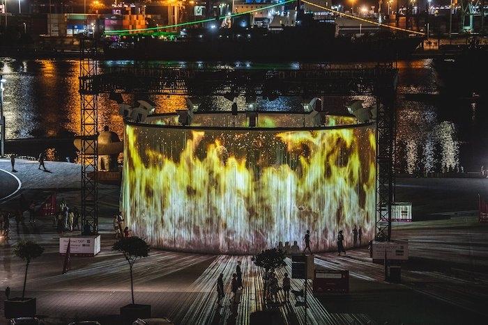 une exposition avec des projections de couleurs organisée par la fondation hortensia herrero à valencia