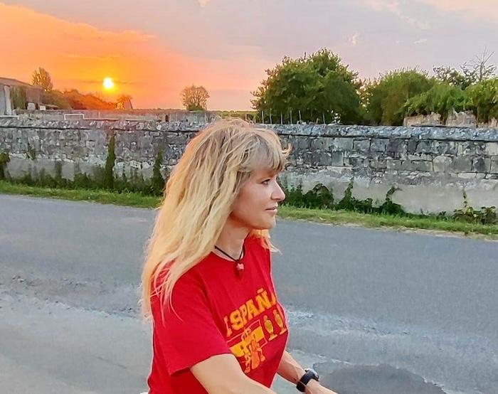 Armelle avec un T Shirt aux couleurs de l'Espagne.
