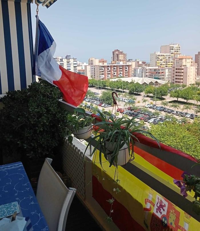 balcon avec drapeaux français et espagnol à valence