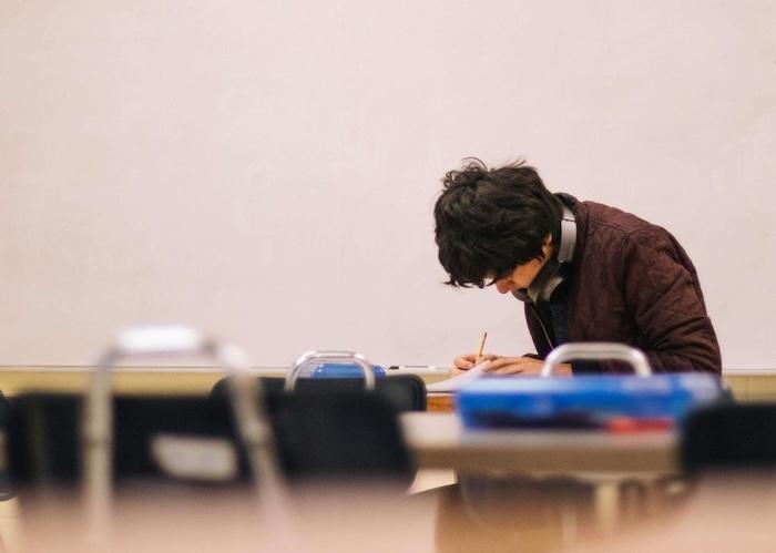 un étudiant en train de passer son examen de dele espagnol à l'institut cervantes