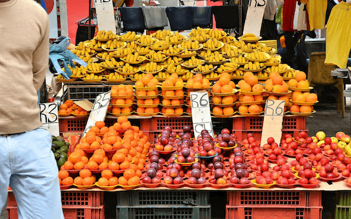 Un marchand de fruits dans Church Street à Johannesburg en Afrique du Sud, le 20 octobre 2012. Crédit : Ossewa. CC BY-SA 4.0.