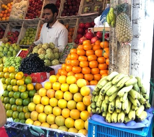 Un vendeur de fruits dans la rue à Mumbai