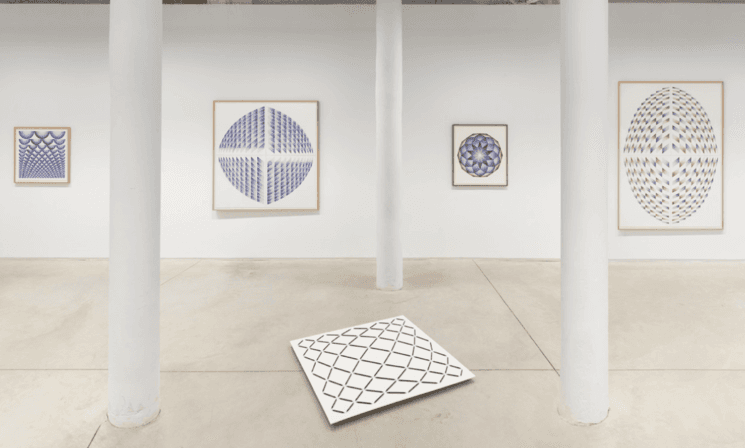 présentation d'oeuvres bleues et blanches, art moderne 