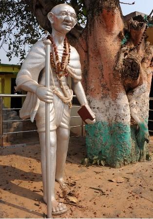 Statue de Gandhi dans un village indien