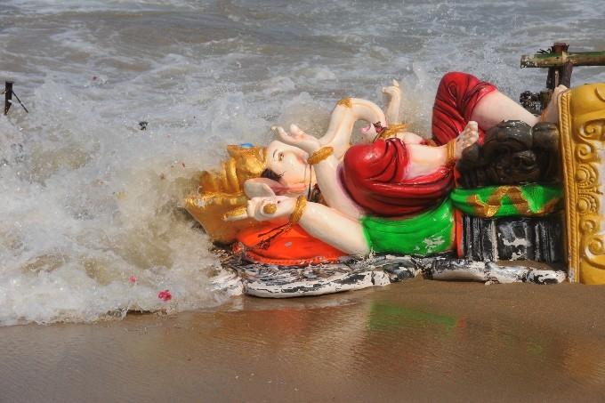 Un Ganesh renversé sur la plage de Chennai