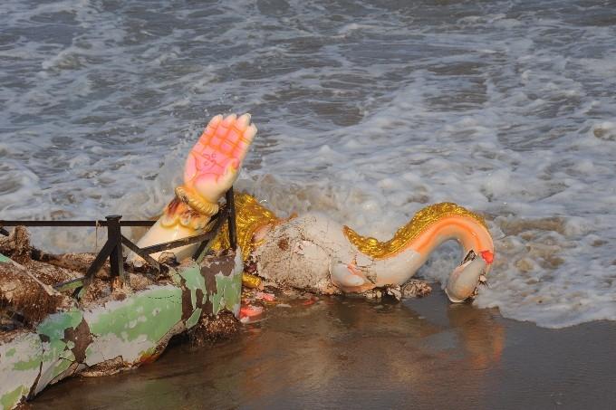 Restes d'une statue de Ganesh ramenée par la mer