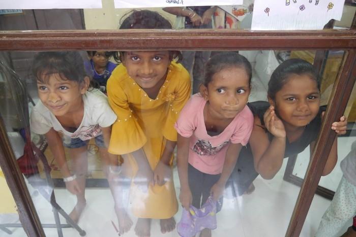 Des fillettes au centre d'accueil de jour de GIFT