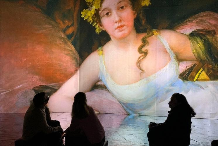 une peinture de femme avec une robe blanche