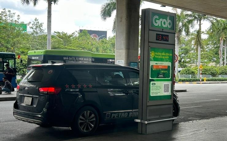GRAB CAR attendant un client à l’Aéroport International de Tân Sơn Nhất