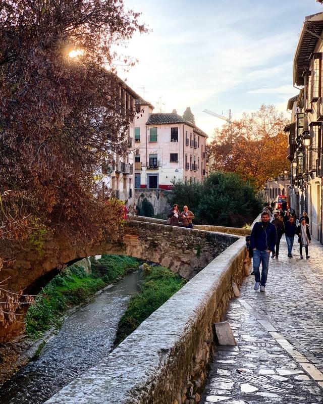 des personnes en train de marcher à côté d'un pont