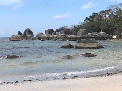 la plage de Tanjung Tinggi avec ses formations de granites