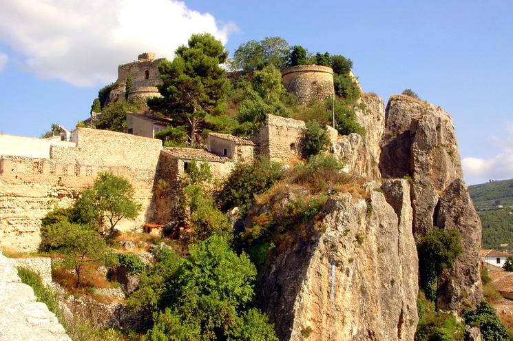 une forteresse dans un massif rocheux