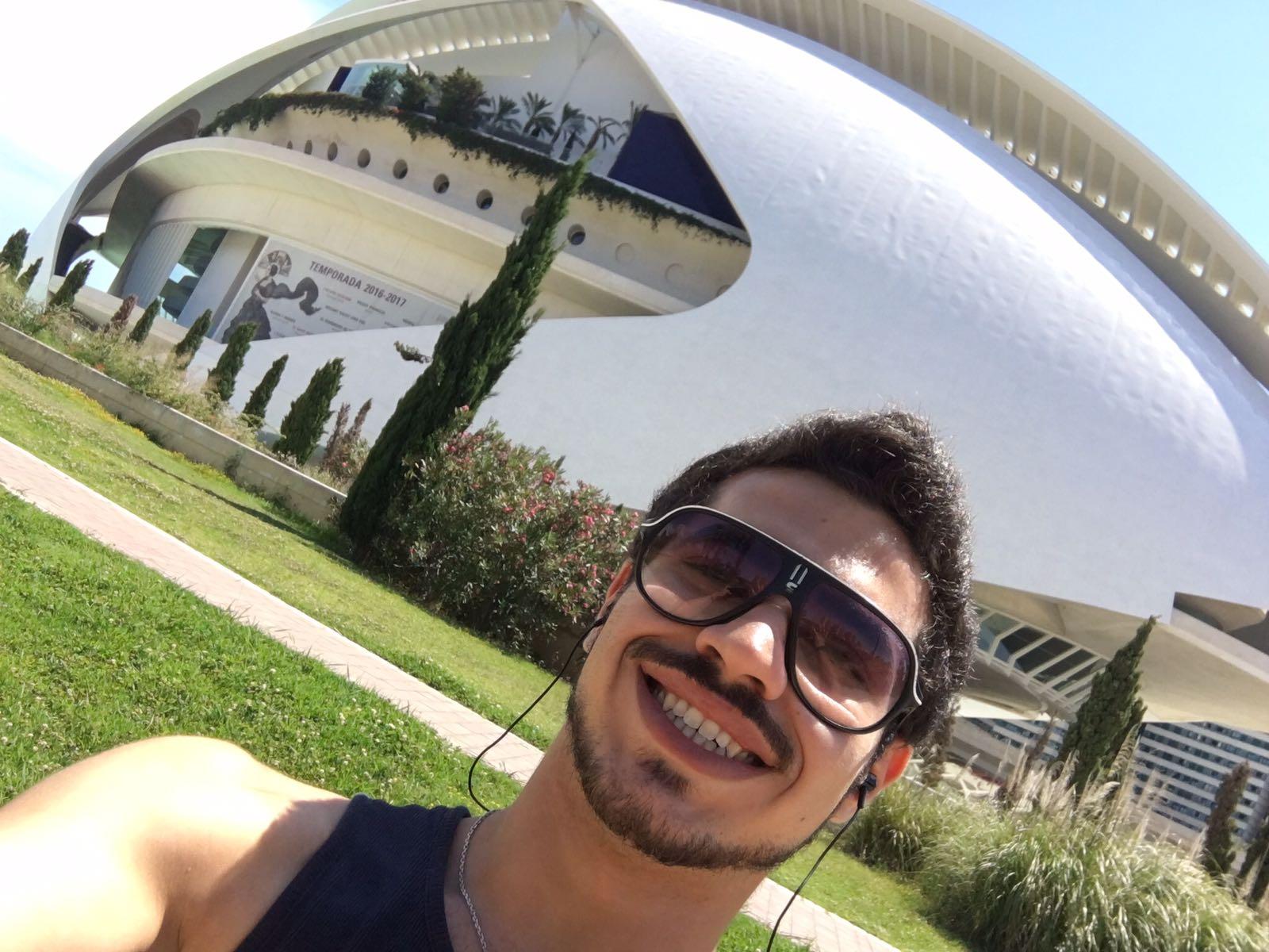 Guillaume devant le Palau de la Musica