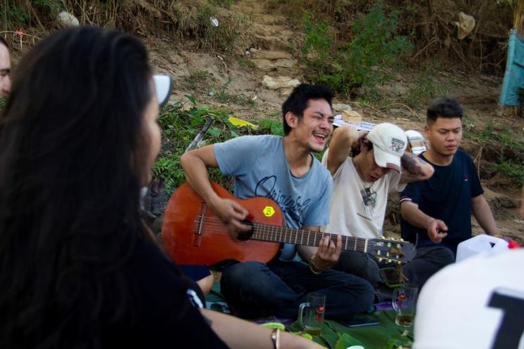 rencontre avec un guitariste sur banana island à Hanoi 