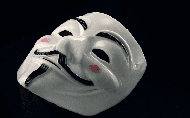 Le masque à l'effigie de Guy Fawkes repris dans la bande dessinée et le film V pour Vendetta