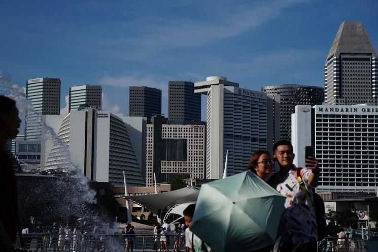 les habitants de singapour savourent une promenade 