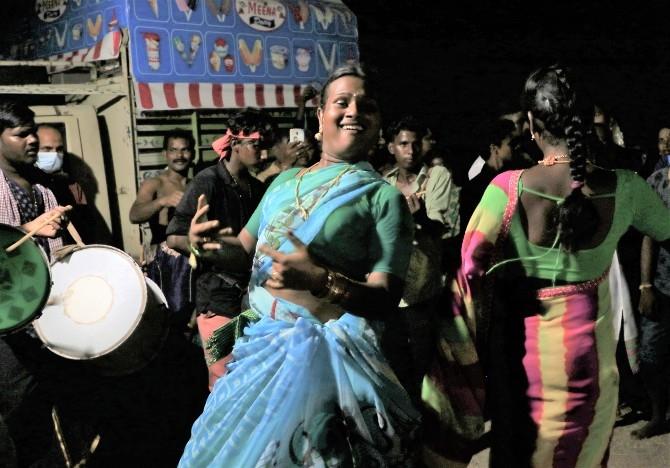 Hijras dansant le soir du festival de Koovagam